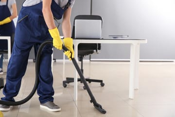 addetto alla pulizia in ufficio