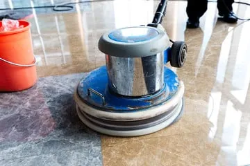 foto di un pavimento in marmo in fase di trattamento