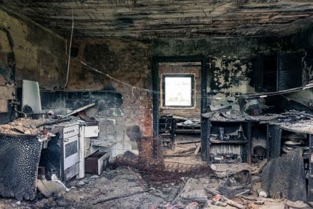 muri anneriti dall'incendio